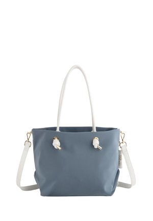 Bolsa tote azul hecha de material rubberizado con asas blancas. Presenta herrajes en tono dorado y una correa desmontable para mayor versatilidad.