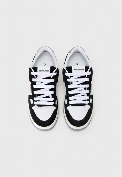 Baskets noir et blanc en daim et mesh. Comprend des lacets blancs, un col rembourré et un logo sur la langue. Semelle texturée.