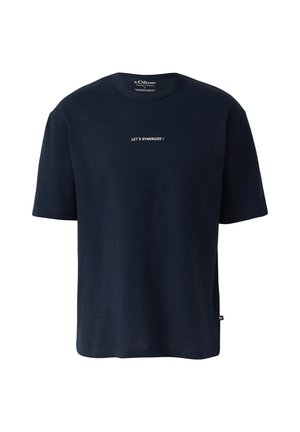 Ciemnogranatowy t-shirt z krótkim rękawem z białym napisem "LET'S SYNERGIZE!" na środku klatki piersiowej, okrągły dekolt i mała wszywka boczna widoczna.