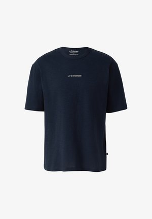 Dunkelblaues T-Shirt mit kurzen Ärmeln und weißem Text "LET'S SYNERGIZE!" zentriert auf der Brust, Rundhalsausschnitt und sichtbarem kleinem Seitenschild.