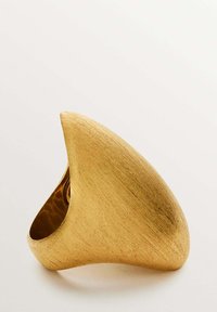 Anillo de tono dorado con una forma triangular alargada y elegante, y una textura cepillada. Presenta una banda interior suave para mayor comodidad.