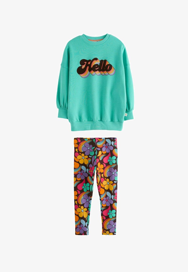 Mėlynas džemperis su juodu užrašu "Hello" ir margintos leggingais, kuriuose spalvingi gėlės ir vaivorykštės ant juodo fono.