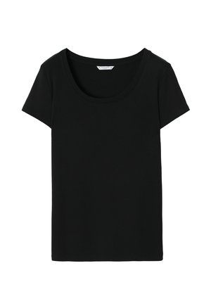 Čierne tričko vyrobené z mäkkého bavlneného materiálu, s okrúhlym výstrihom a krátkymi rukávmi; minimalistický dizajn bez vzorov alebo ďalších akcentov.