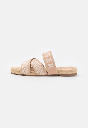 Sandalia de espadrille rosa con tiras cruzadas de lona que presentan un patrón sutil y un logotipo, y una suela de yute tejido.