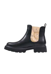Stivale alla caviglia in pelle nera con suola nera e robusta, dotato di un pannello laterale in elastico con motivo mappa e un'etichetta di trazione sul retro.