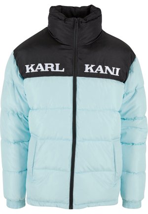 Hele sinine puffersärk, millel on must tõmbluku kaelus, kontrastsed paneelid ja tikitud tekst "KARL KANI" ülemisel ees.