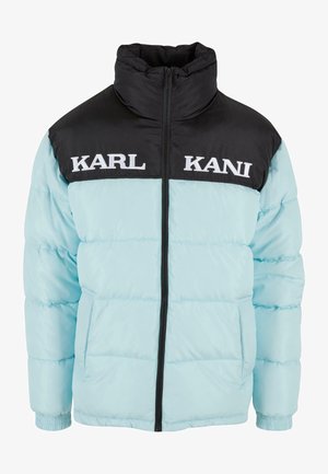 Hellblauer Pufferjacke mit einem schwarzen Reißverschlusskragen, kontrastierenden Einsätzen und gesticktem Text "KARL KANI" auf der oberen Vorderseite.