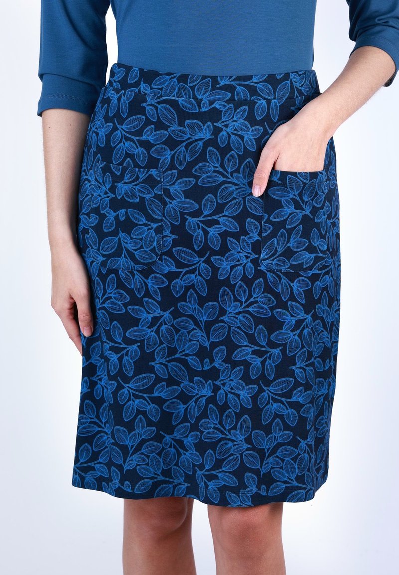 Navyblaue Rock mit einem Blattmuster in hellblau. Verfügt über zwei Fronttaschen und eine glatte Textur, endet knapp über dem Knie.