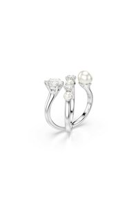 Tres anillos de plata con un diamante central, dos diamantes más pequeños y una perla. Superficies lisas y pulidas con diversas colocaciones de las gemas.