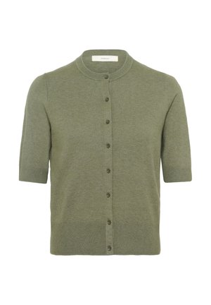 Kurzärmelige, olivgrüne Strickjacke. Aus weichem Strickstoff gefertigt, mit rundem Halsausschnitt, Knopfleiste und geripptem Saum.