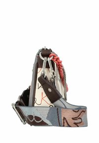 Lederhandtasche in Mehrfarben mit grafischem Design. Verfügt über eine Kette und zwei Trageoptionen, mit silbernem Zubehör und roten Akzenten.