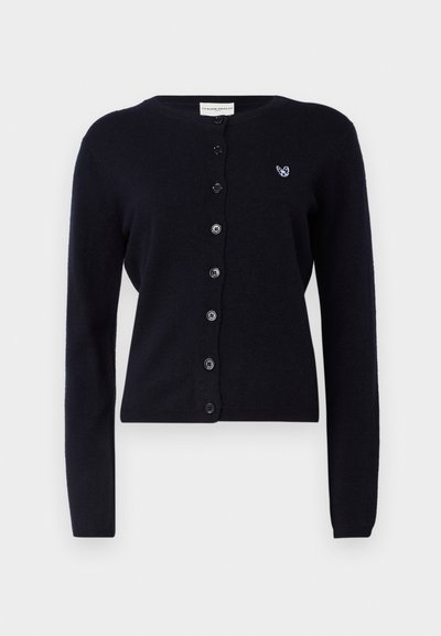 Marineblå cardigan laget av mykt stoff, med rund hals, knappestang, lange ermer og en liten brodert detalj på brystet.