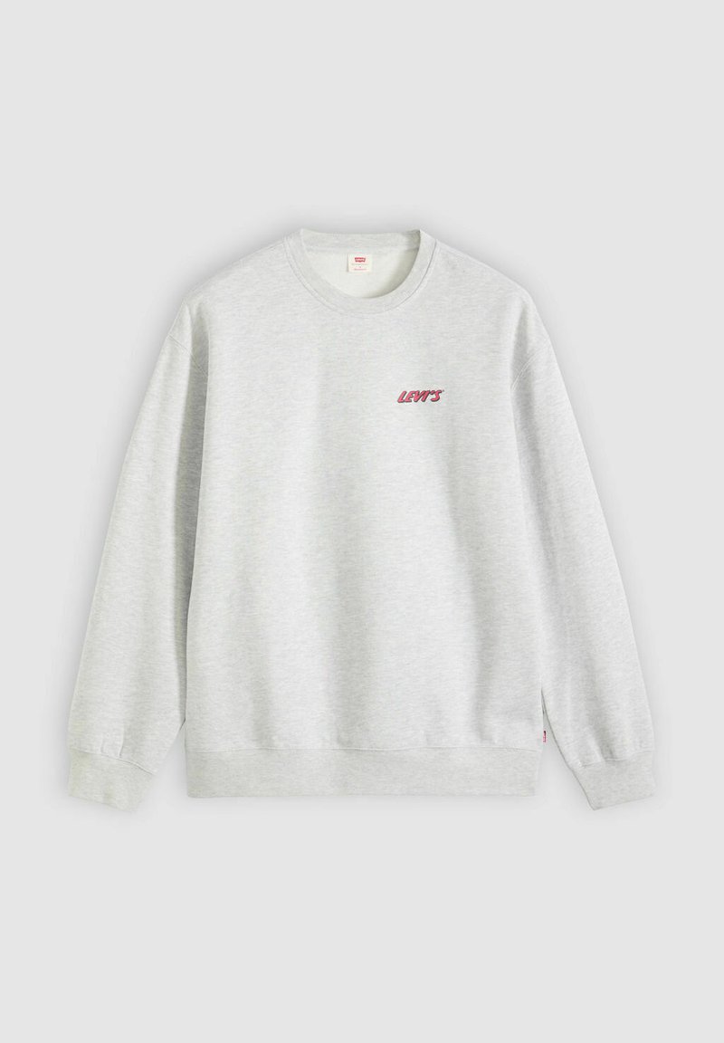 Sweat-shirt gris en tissu mélangé coton. Il présente un col rond, des manches longues et un petit logo rouge brodé sur la poitrine.
