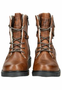 Hnědé kožené kotníkové boty se šedými tkaničkami, bočními zipy a strukturovaným povrchem. Mají černou gumovou podrážku a béžové podšívání.