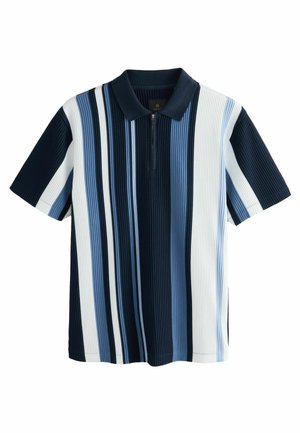 Lyhythihainen polo-paita, jossa on pystysuorat raidat tummansinisessä, vaaleansinisessä ja valkoisessa. Mukana vetoketjulla varustettu kaulus ja ribbitekstuuri.