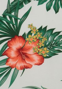 Rote Hibiskusblüten und kleine gelbe Blumen mit grünen tropischen Blättern auf einem hellgrauen Stoffhintergrund.