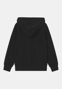 Felpa nera a maniche lunghe con un ampio cappuccio, polsini e orlo a coste, mostrata dal retro su uno sfondo bianco.