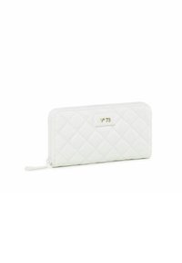 Portafoglio bianco trapuntato realizzato in materiale sintetico con un dettaglio del logo dorato. Presenta una chiusura con zip e una forma rettangolare allungata.