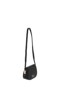Borsa a spalla nera realizzata in pelle liscia, con forma arrotondata, elementi in metallo dorato e una lunga tracolla regolabile.
