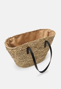 Vævet stråtaske med sorte læderhåndtag, åbent top, og en glat brun stofforing. Rund bund og naturlig beige farve.