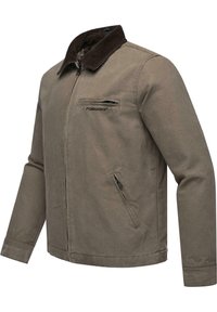 Chaqueta marrón con cremallera y cuello de pana, que cuenta con un bolsillo en el pecho con cremallera y dos bolsillos laterales con cremallera, fabricada con un tejido duradero.