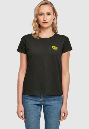 Schwarzes Baumwoll-T-Shirt mit Rundhalsausschnitt und kurzen Ärmeln. Auf der linken Brustseite befindet sich eine kleine grüne Zitrusgrafik.