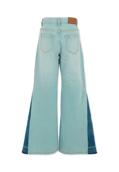 Jeans in denim a gamba larga con un lavaggio azzurro chiaro, caratterizzati da pannelli laterali di un blu scuro a contrasto, tasche posteriori e una patch in pelle con il logo sulla cintura.