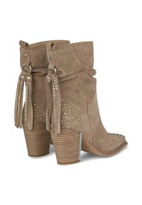 Botas de tobillo de ante en tono marrón claro con un diseño arrugado, acentos de tachuelas y un tacón apilado. Presenta borlas decorativas en la parte trasera para un detalle adicional.