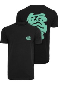 Fekete, rövid ujjú póló, elöl bal oldalon kis zöld "Solost" logóval, hátul nagy absztrakt zöld mintával és "Solost" felirattal.