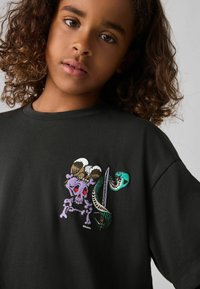 smALLSAINTS REGULAR FIT- GRAPHIC CREW - Potiskana majica - black sabrerattler