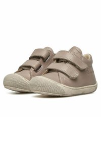 Chaussures pour tout-petits en cuir tan, avec deux bandes Velcro, semelle en caoutchouc texturée, bout arrondi et coutures visibles.