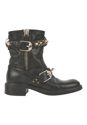 Bottine en cuir noir avec fermeture éclair latérale, deux sangles ajustables à boucle, et clous métalliques argentés et dorés.