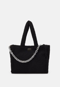 Czarna, puszysta torba na ramię z teksturowanej tkaniny, z krótkimi uchwytami i długim srebrnym łańcuszkiem. Z przodu znajduje się złota tablica z logo.