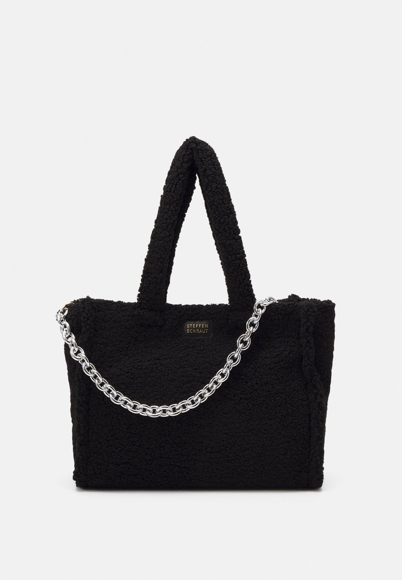 Czarna, puszysta torba na ramię z teksturowanej tkaniny, z krótkimi uchwytami i długim srebrnym łańcuszkiem. Z przodu znajduje się złota tablica z logo.
