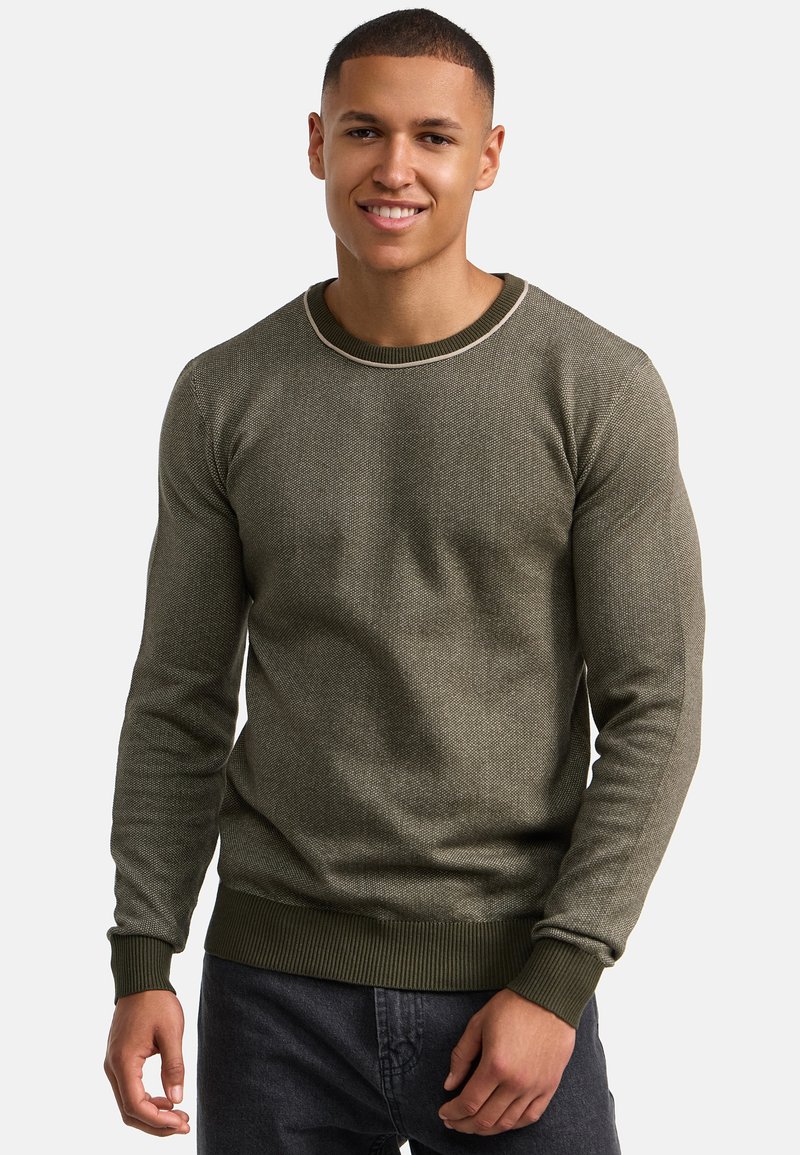 Pulover din tricot cu structura in dungi de culoare verde măslin, cu guler rotund și o margine de contrast de culoare deschisă. Design ajustat cu mâneci lungi și material texturat.