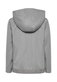 Grijze softshell jas met capuchon, lange mouwen, zijzakken en een gestructureerde afwerking met een logo bij de zoom.