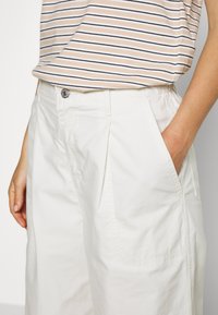 Levi's® UTILITY PLEATED BALLOON - Bukser - crisp tofu