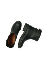 Botas de tobillo de cuero negro con parte superior texturizada, punta redonda y detalle de correa con hebilla. Suela de goma gruesa con tracción.