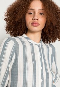 ONLY ONLCHICAGO STRIPE DRESS - Vestido de dia - cloud dancer/moonlight blue