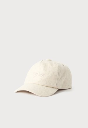 Casquette de baseball beige en tissu avec une visière incurvée et un texte brodé à l’avant, présentée sur un fond clair uni.