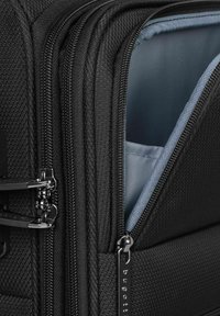 Zwarte textuursuitcase met meerdere ritsen en een lichtblauwe binnenvoering. Voorzien van een klein label met de tekst "bugatti" in zilver gegraveerd.