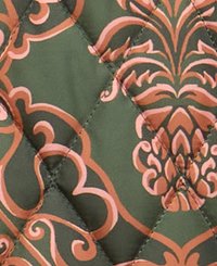 Groene gestikte stof met een ingewikkeld ontwerp in tinten roze en oranje, met een ruitpatroon en bloemaccenten.