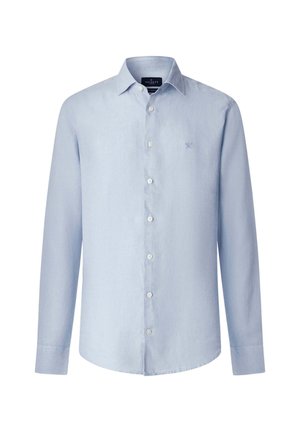 Chemise bleu clair à manches longues avec col, boutons blancs et petit logo brodé sur la poitrine gauche.