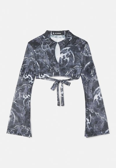 Κομμένο μακρυμάνικο τοπ σε σκούρο γκρι, μαύρο και άσπρο αφηρημένο μοτίβο, που διαθέτει άνοιγμα σε σχήμα κλειδώματος στο πηγούνι και λεπτομέρεια με κόμπο στη μέση.