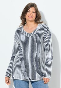 Maglione lavorato a maglia bianco e blu navy, con strisce verticali, un collo ampio e maniche lunghe con vestibilità rilassata. Motivo testurizzato su tutta la superficie.