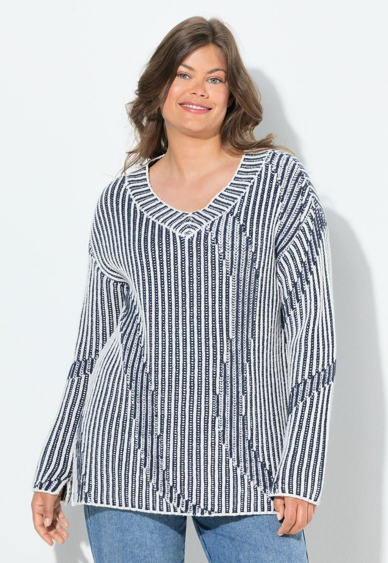 Maglione lavorato a maglia bianco e blu navy, con strisce verticali, un collo ampio e maniche lunghe con vestibilità rilassata. Motivo testurizzato su tutta la superficie.