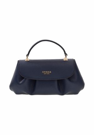 Sac à main Guess bleu marine avec poignée supérieure, finitions dorées, fermeture à rabat sur le devant et logo Guess Est 1981 en lettres dorées sur la face avant.