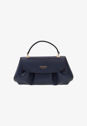 Sac à main Guess bleu marine avec poignée supérieure, finitions dorées, fermeture à rabat sur le devant et logo Guess Est 1981 en lettres dorées sur la face avant.
