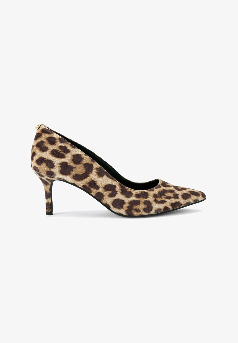 Buty na wysokim obcasie w panterkowy wzór, z szpiczastym noskiem, wykonane z teksturowanej tkaniny, z wąskim, czarnym obcasem stiletto i otwartymi bokami.