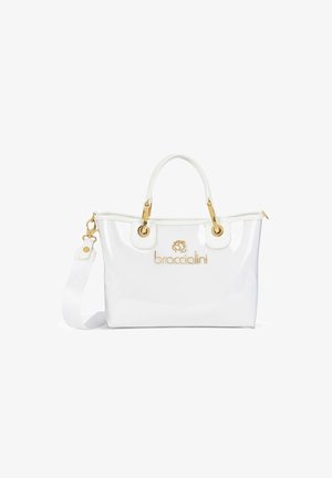 Borsa a tracolla in pelle sintetica bianca con finiture dorate, manici doppi e una tracolla regolabile. Presenta un logo impresso sulla parte anteriore.